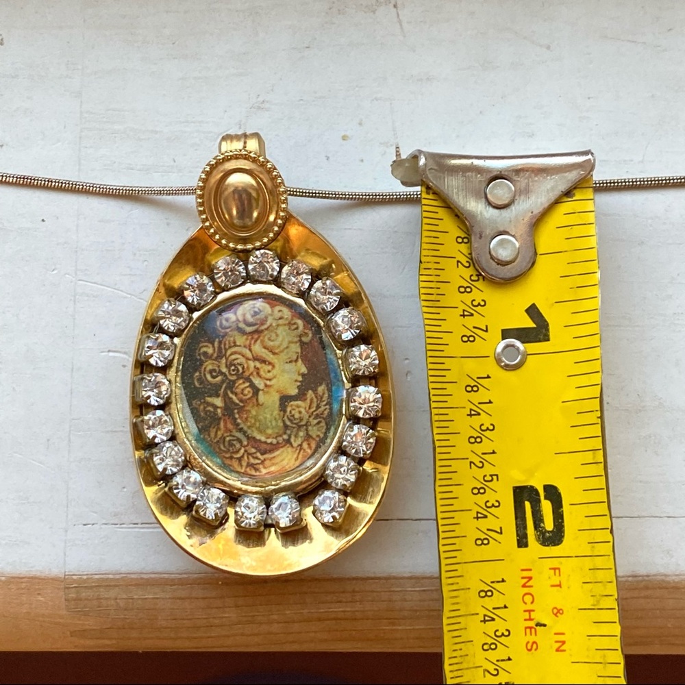 Vintage gold tone Victorian pendant on silver chain - Picture 3 of 7